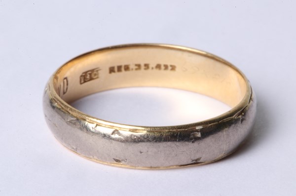 Lot 1025 - GOLD RING