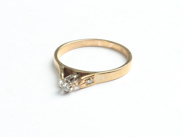 Lot 1114 - GOLD RING