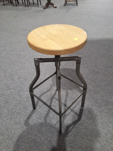 Lot 148 - SWIVEL BARSTOOL