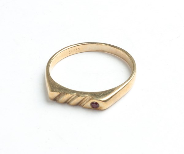 Lot 1116 - GOLD RING
