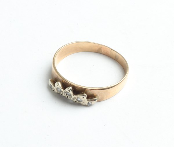 Lot 1111 - GOLD RING