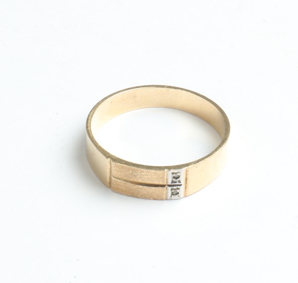 Lot 1040 - GOLD RING