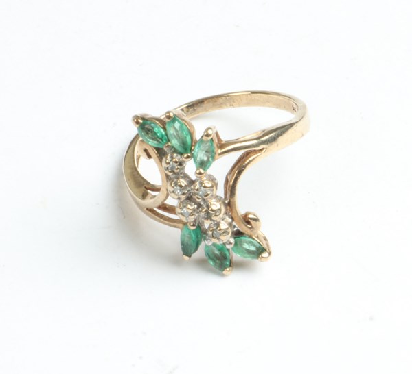 Lot 1056 - GOLD RING