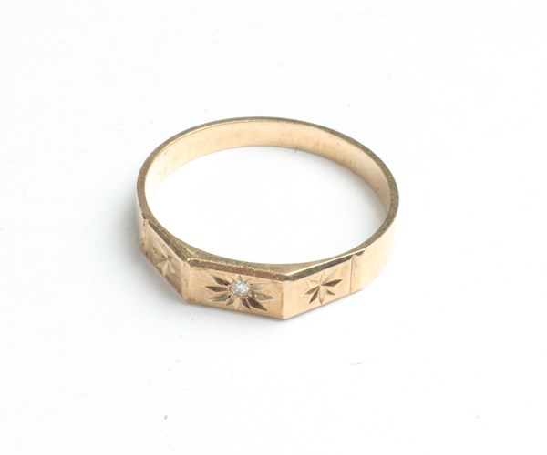 Lot 1061 - GOLD RING