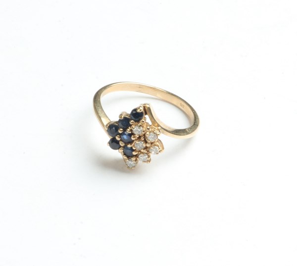 Lot 1060 - GOLD RING