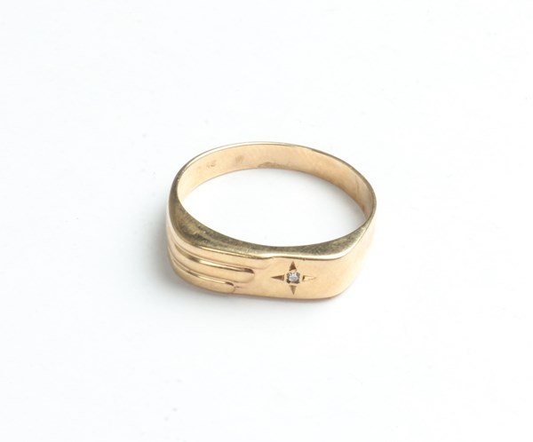 Lot 1055 - GOLD RING