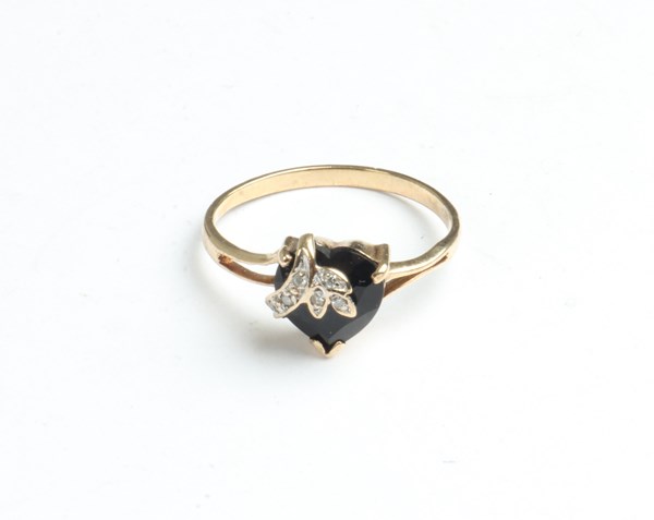 Lot 1078 - GOLD RING