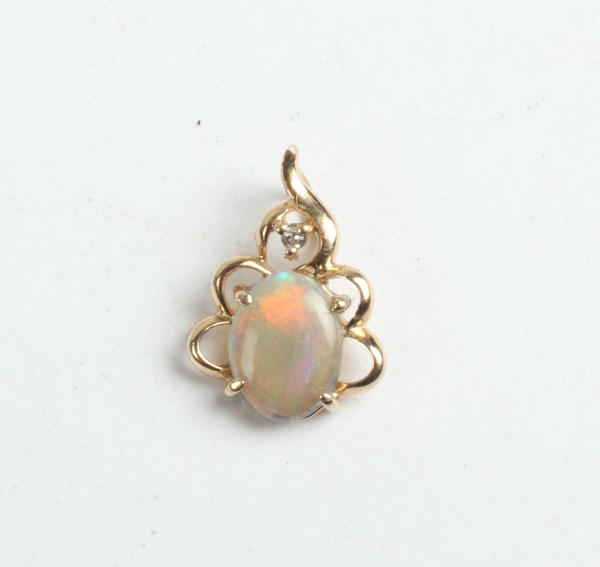 Lot 1070 - GOLD PENDANT