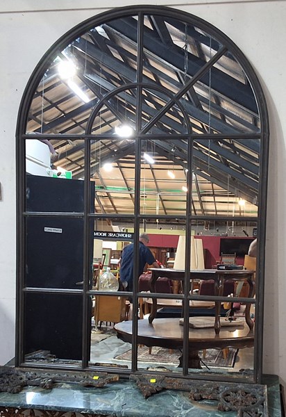 Lot 409 - WALL MIRROR