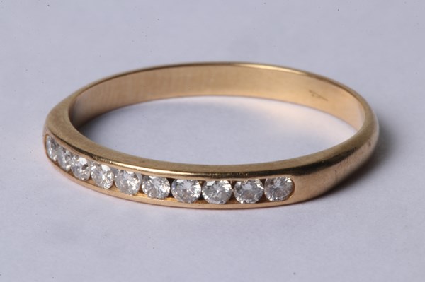 Lot 1011 - GOLD DIAMOND RING