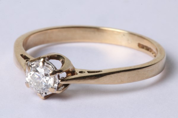 Lot 1006 - GOLD DIAMOND RING