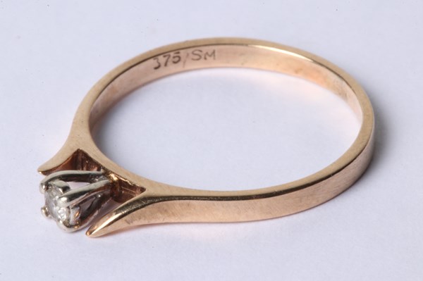 Lot 1019 - GOLD RING