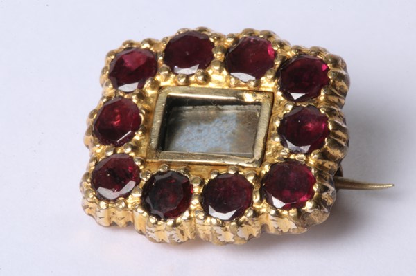 Lot 1024 - MOURNING BROOCH