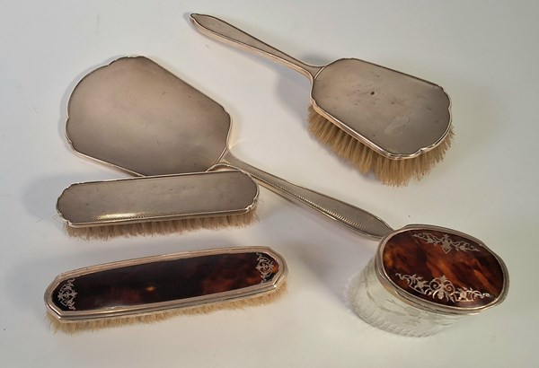 Lot 1124 - SILVER VANITY ITEMS