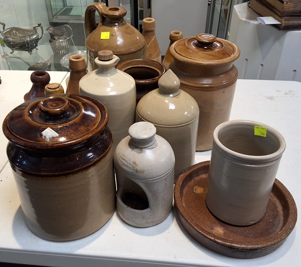Lot 268 - EARTHENWARE LOT