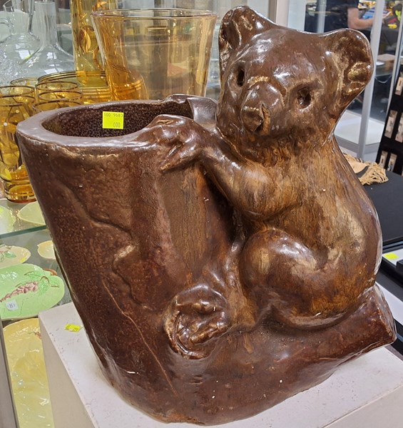 Lot 1409 - KOALA VASE