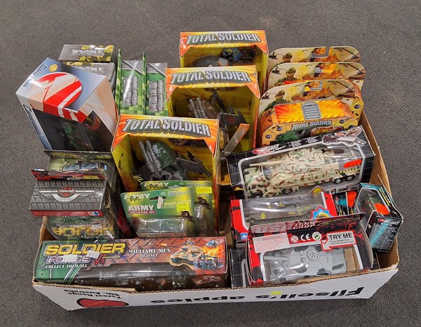Lot 1475 - ARMY TOYS