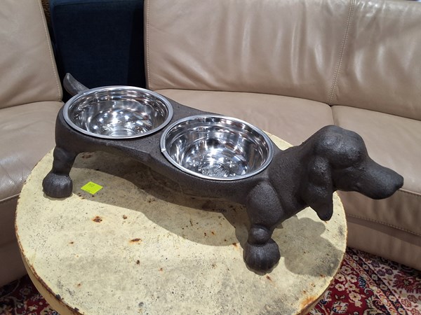 Lot 130 - PET BOWLS