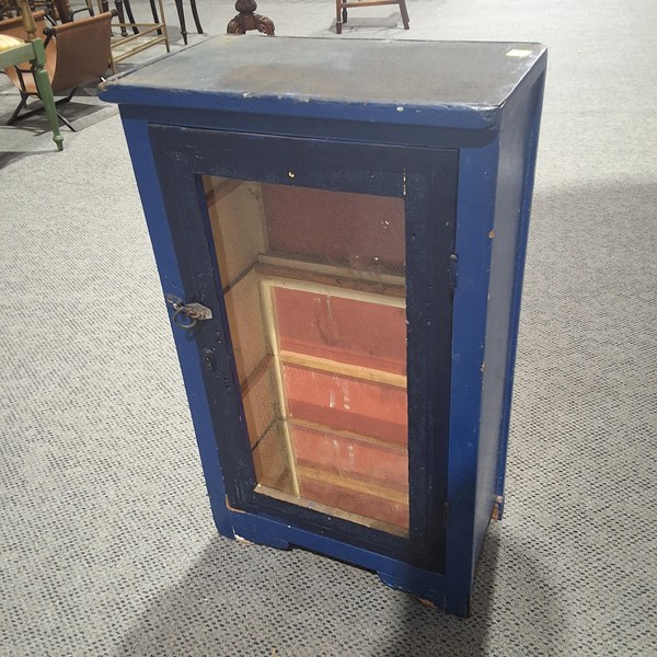 Lot 302 - SHOP CABINET