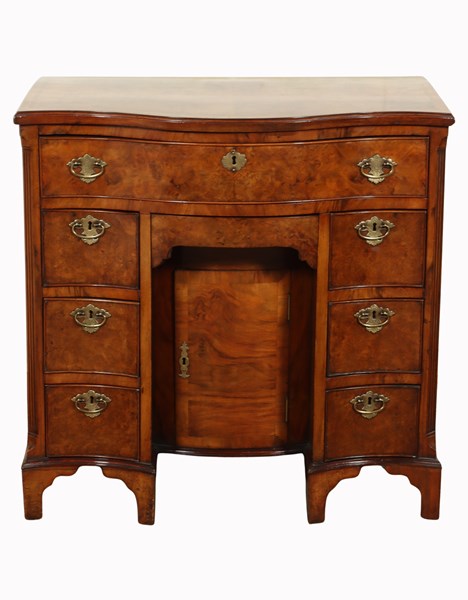 Lot 127 - GEORGIAN KNEEHOLE DESK