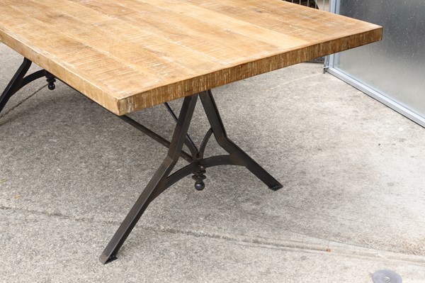 Lot 18 - DINING TABLE