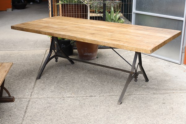 Lot 15 - DINING TABLE
