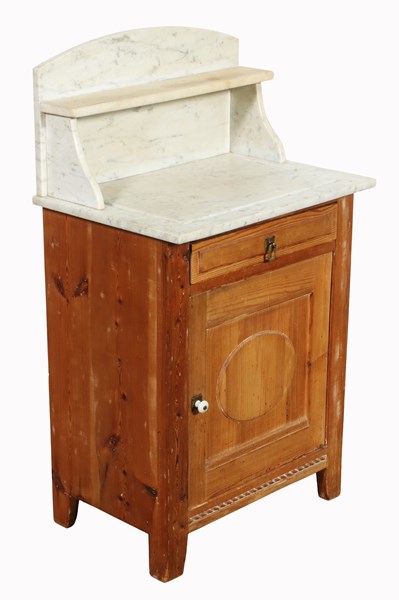 Lot 39 - WASHSTAND