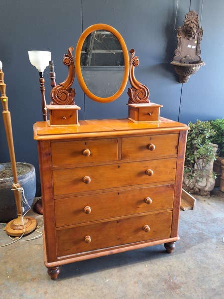 Lot 185 - DRESSING CHEST
