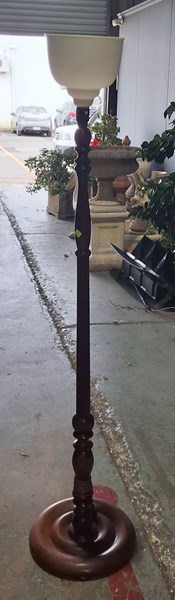 Lot 162 - FLOOR LAMP