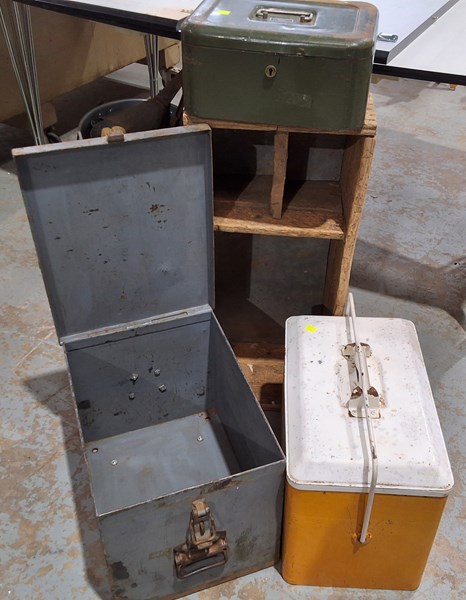 Lot 462 - BOXES AND ESKY