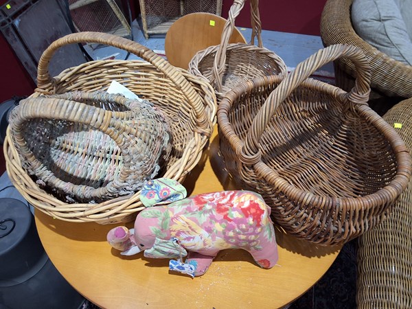 Lot 395 - CANEWARE LOT