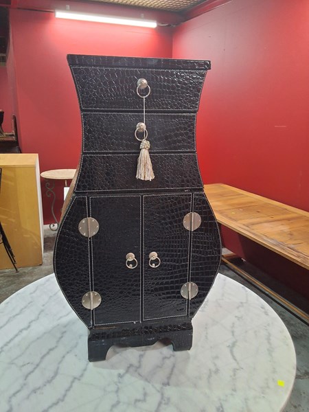 Lot 304 - BEDSIDE CABINET