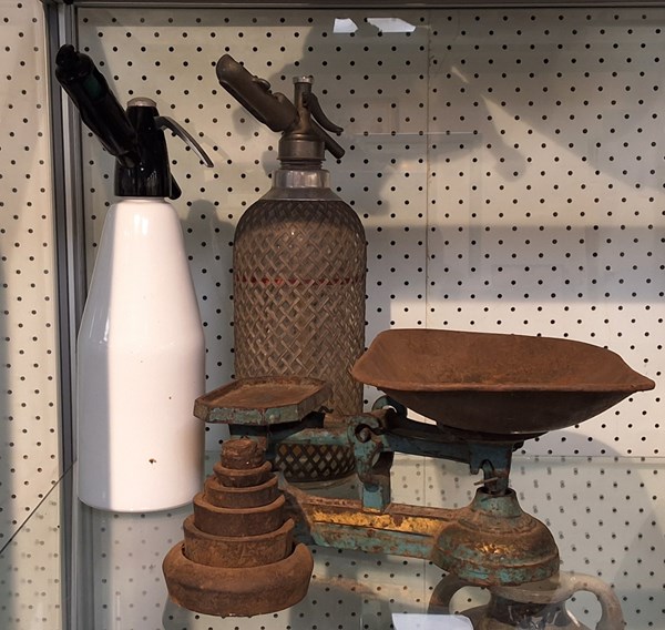 Lot 1365 - SIPHONS & SCALES