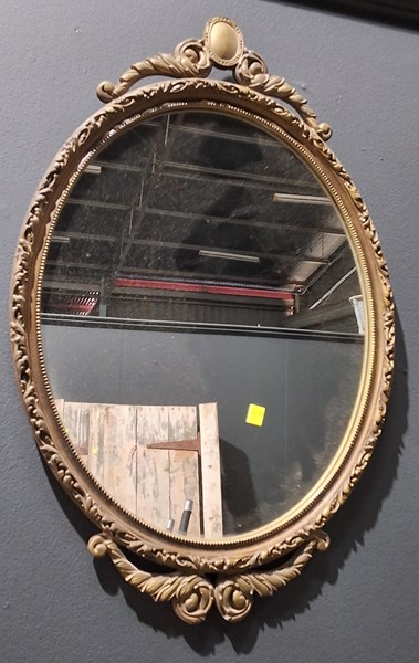 Lot 331 - WALL MIRROR
