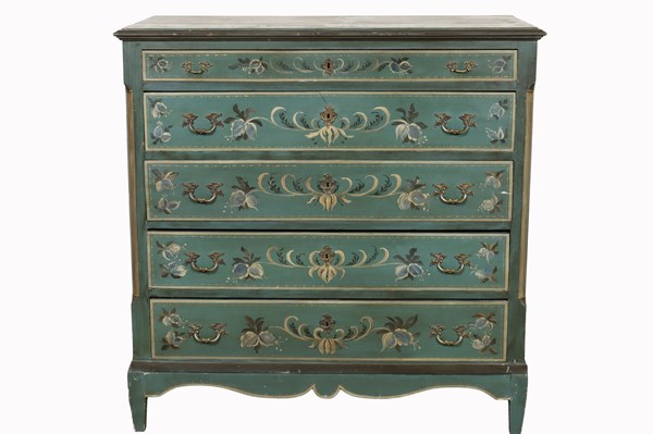 Lot 29 - CHEST OF DRAWERS