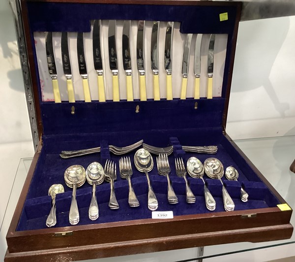 Lot 1392 - CUTLERY CANTEEN