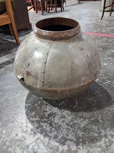 Lot 450 - WATER POT