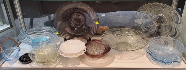 Lot 1241 - VINTAGE GLASSWARE