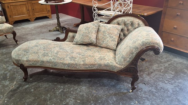 Lot 102 - CHAISE LOUNGE