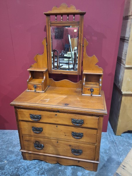 Lot 110 - DRESSING CHEST