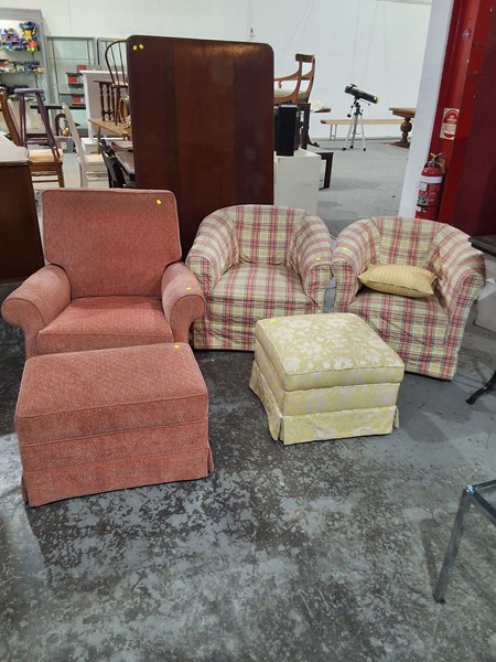 Lot 424 - LOUNGE CHAIRS