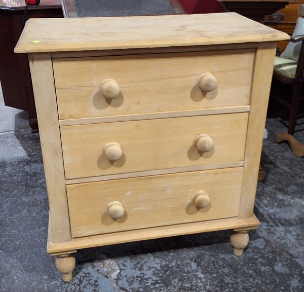 Lot 229 - PETITE CHEST OF DRAWERS