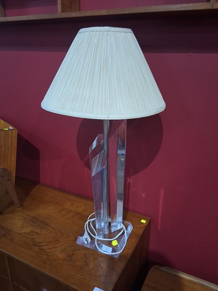 Lot 7 - TABLE LAMP