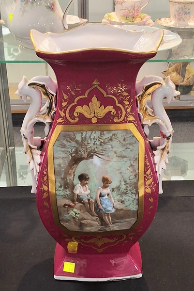 Lot 1233 - VASE