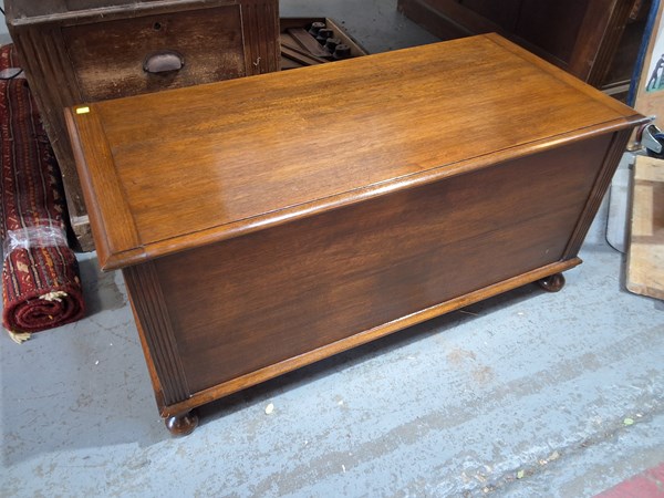 Lot 291 - BLANKET BOX