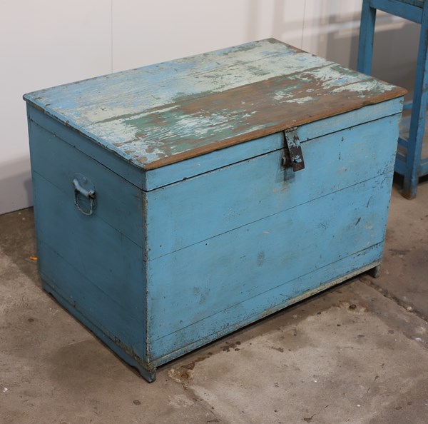 Lot 220 - TRUNK