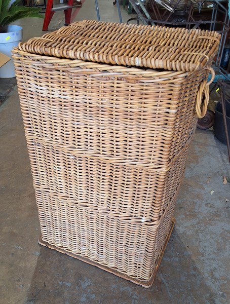 Lot 482 - LAUNDRY HAMPER