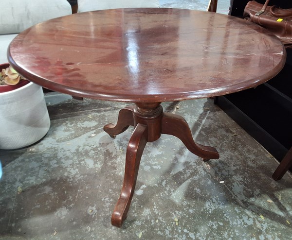 Lot 231 - DINING TABLE
