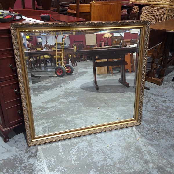 Lot 115 - WALL MIRROR