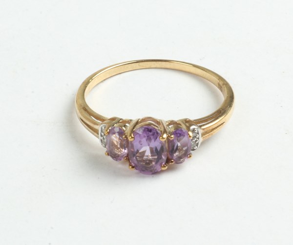 Lot 1050 - GOLD RING